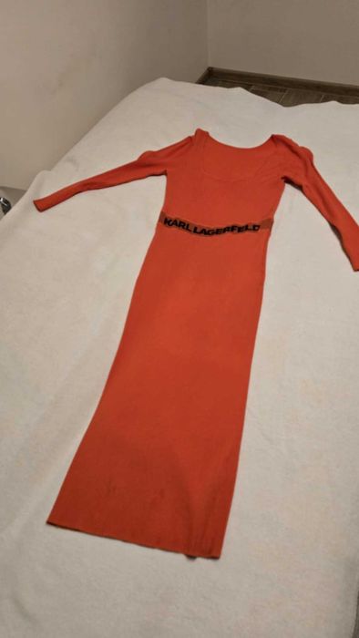 Piękna czerwona sukienka