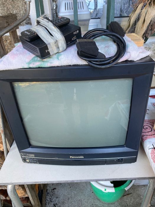 Ofereço,dá-se televisão à cores