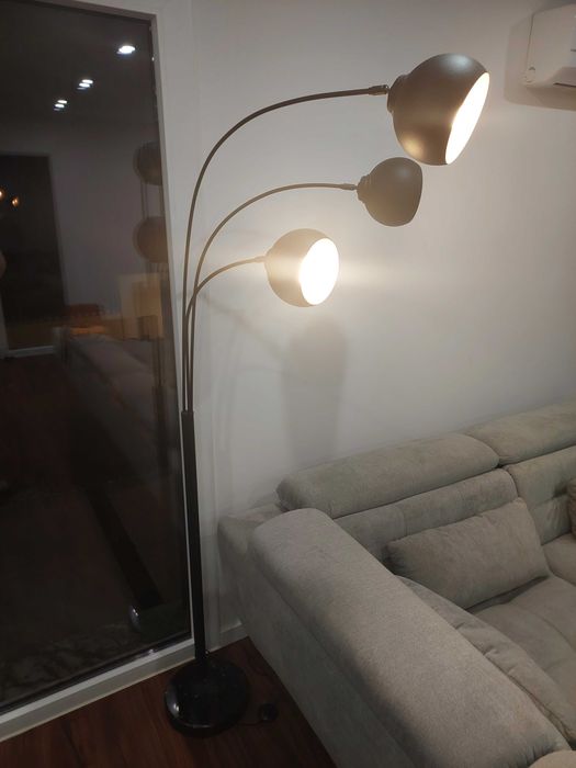 Candeeiro preto com base em pedra