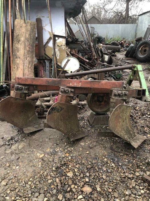 Плуг трьох корпусний