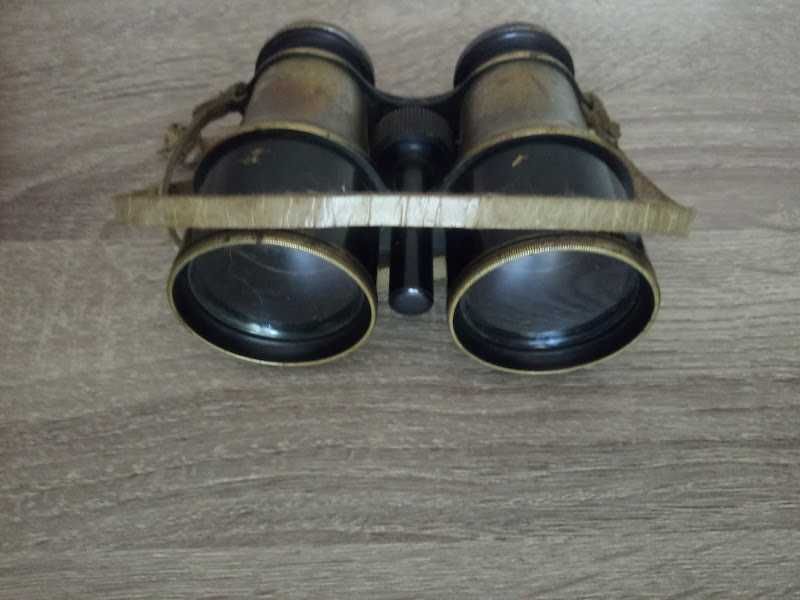 Старый бинокль. винтажный.