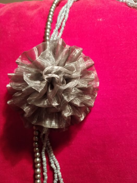 Naszyjnik w srebrnych tonach