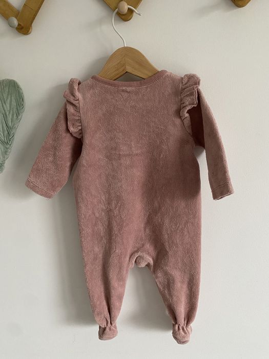 Pajac welurowy h&m 62 pudrowy róż falbanki