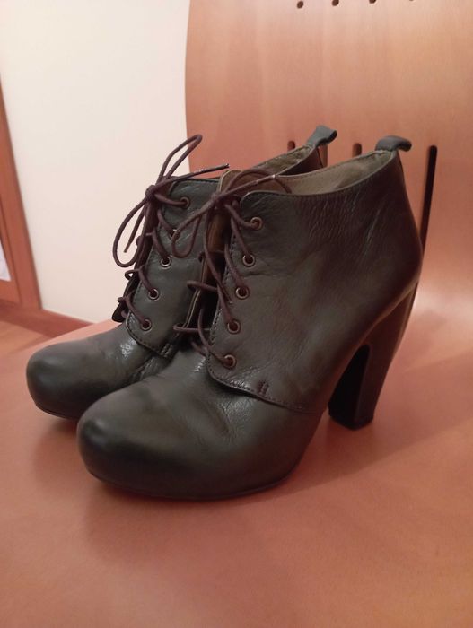 Botins verdes em pele genuína