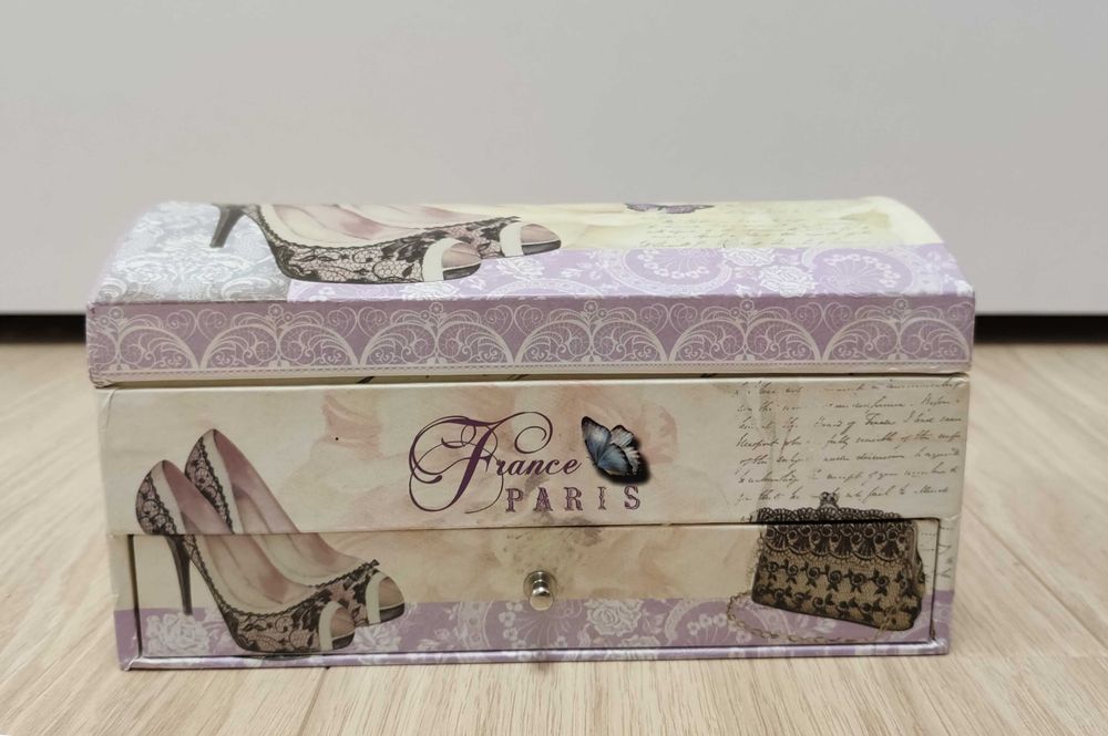 Szkatułka na biżuterię