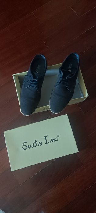 Sapatos da marca suits inc