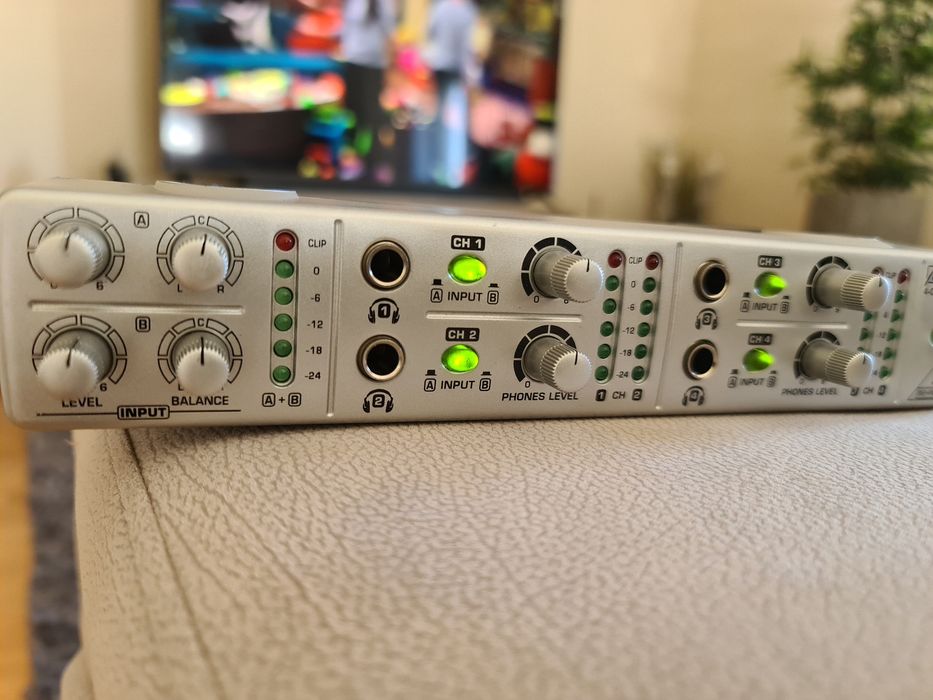 Berhinger Amp800 como novo