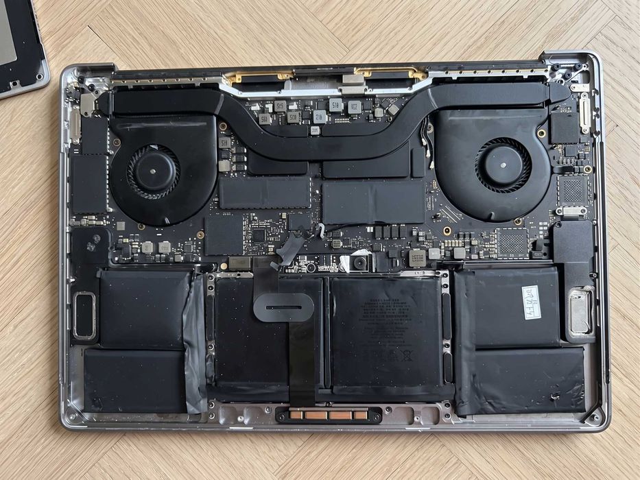 Запчастини MacBook Pro A1990 2018-2019