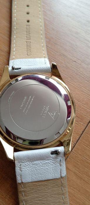 Годинник жіночий GUESS новий.