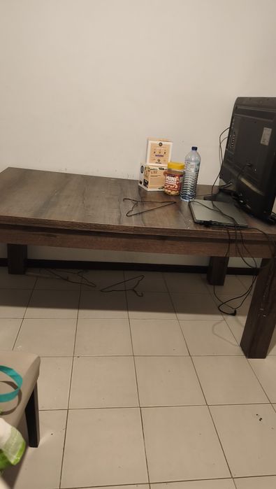 Mesa de Jantar / Sala de Estar Moderna – Madeira Escura