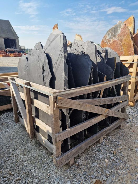 Czarny łupek kamień naturalny duże nieregularne płyty kamienne