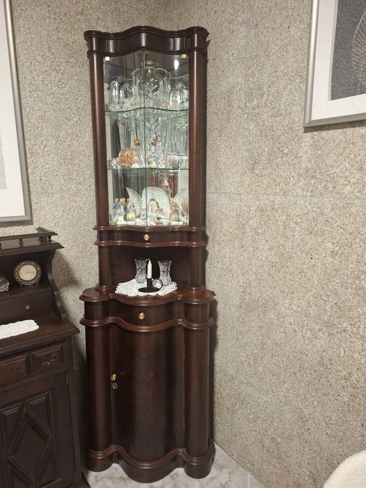 Vitrine de canto com expositor  e arrumos