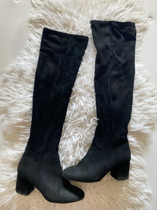 Botas Strasivarius pretas cano com elasticidade