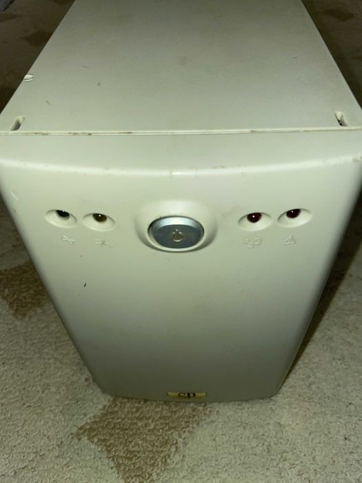 Источник бесперебойного питания ИБП UPS SP VT1000i в рабочем состоянии