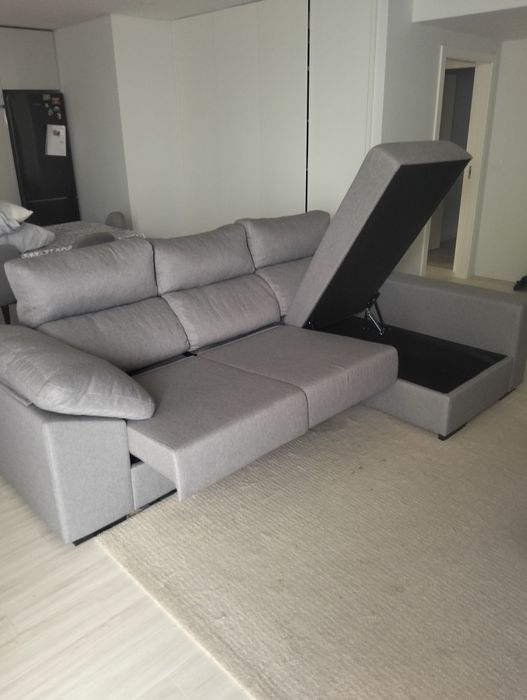 Sofá com chaislong e assentos extensíveis