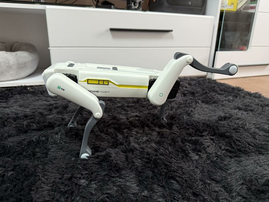 Робот собака даёт лапу бегает пртседает отжимается сПультом управления