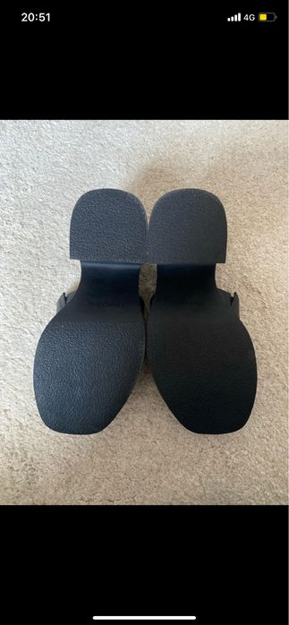 Sapatos pretos de salto alto