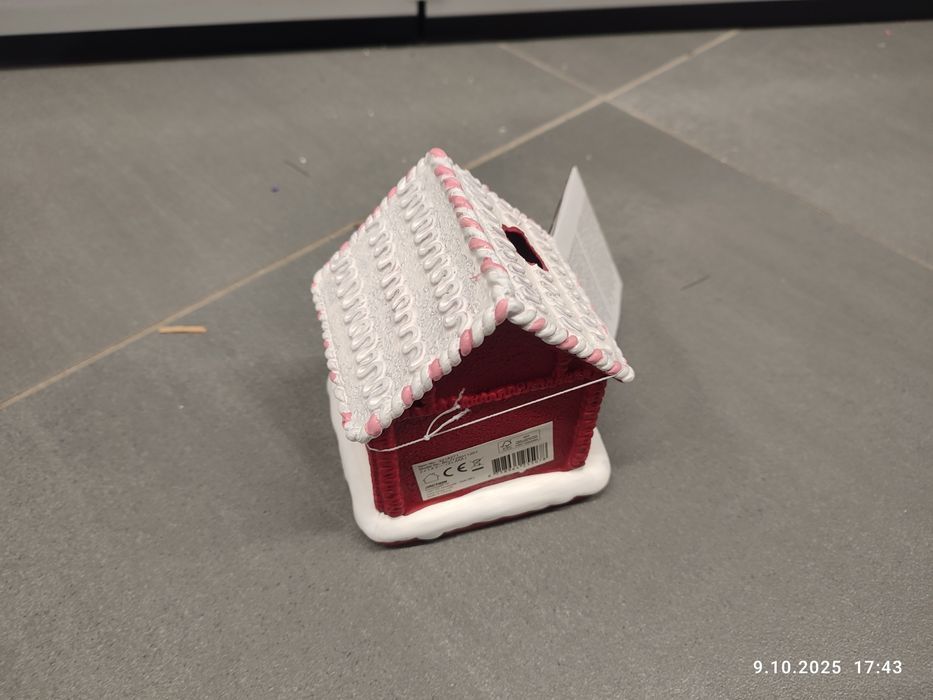 Nowy bordowy domek świąteczny z lampkami LED