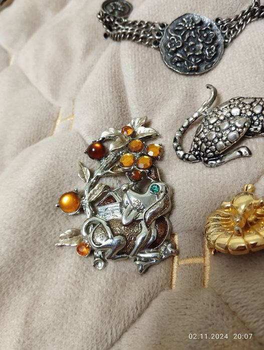 Оригінальні посріблені кулон та брошки