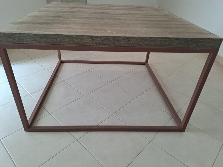 Mesa de ferro castanho com tampo em madeira