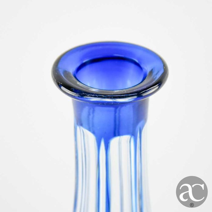 Garrafa de cristal doublé lapidado em azul