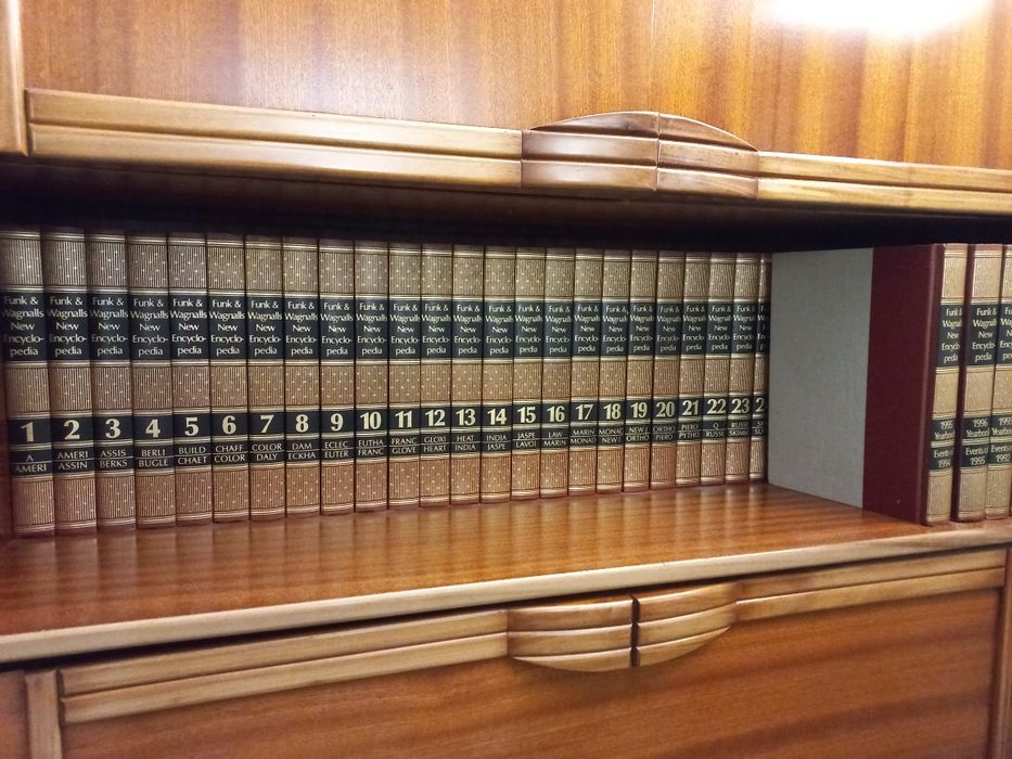 Coleção Funk & Wagnall New Enciclopédia