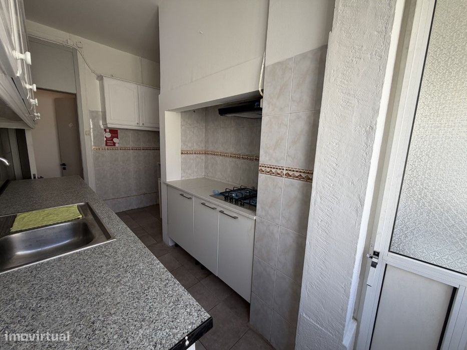 Venda de Apartamento com 7 assoalhadas na Avenida Almirante Reis