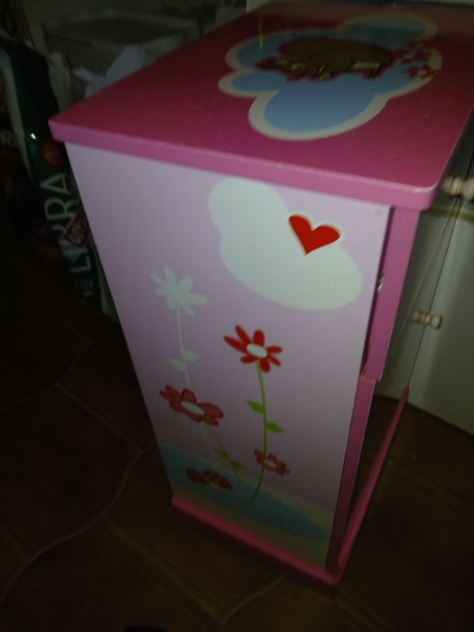 Mesa cabeceira para menina