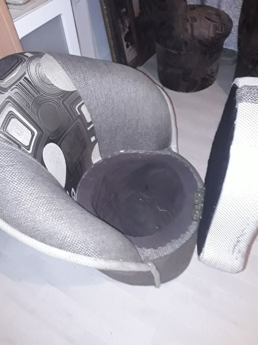 Dwie pufy z oparciem, otwierane