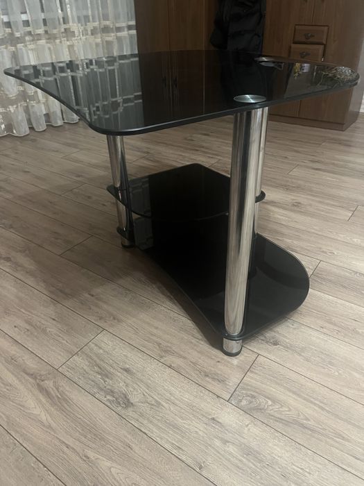 Скляний стіл журнальний