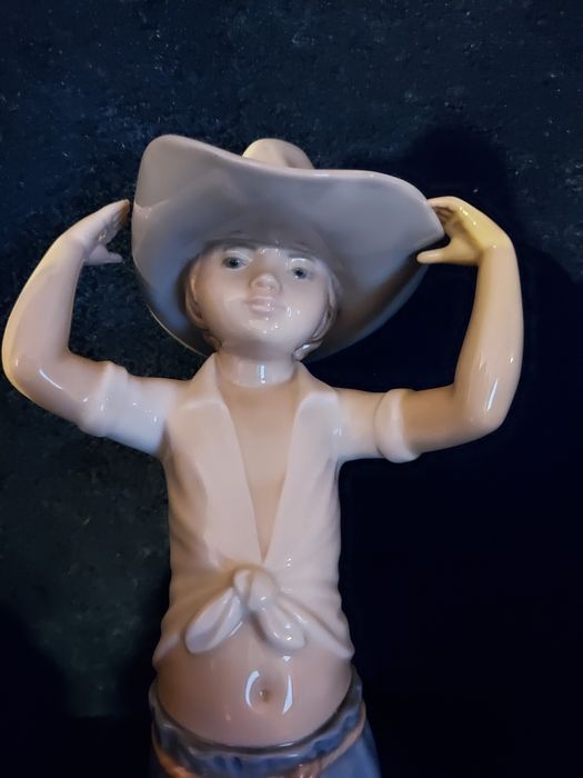 Nao by Lladro duża porcelanowa figurka chłopca Cowboy