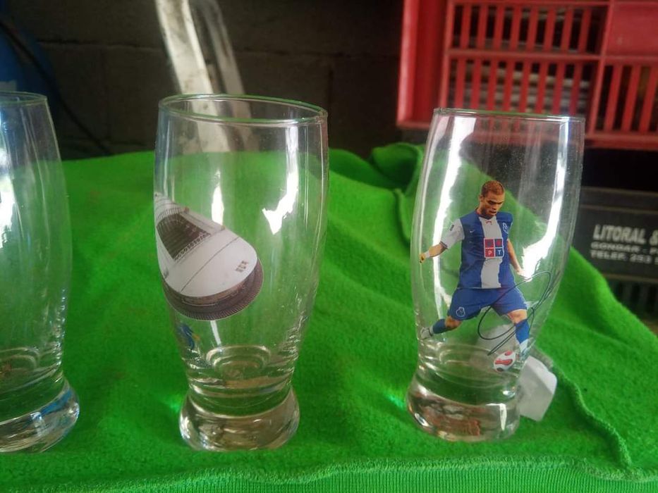 Copos com os nomes dos jogadores