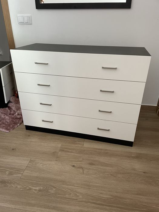 Quarto completo – cama de casal, cómoda, camiseiro, mesas de cabeceira e espelho