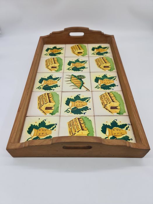 Tabuleiro de madeira com 15 azulejos decorativos