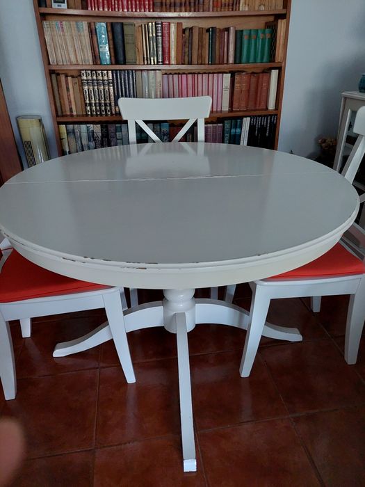 Conjunto de mesa e cadeiras