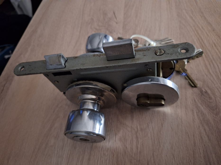 Zamek używany drzwiowy polski na 2 wkładki każda 4 klucze