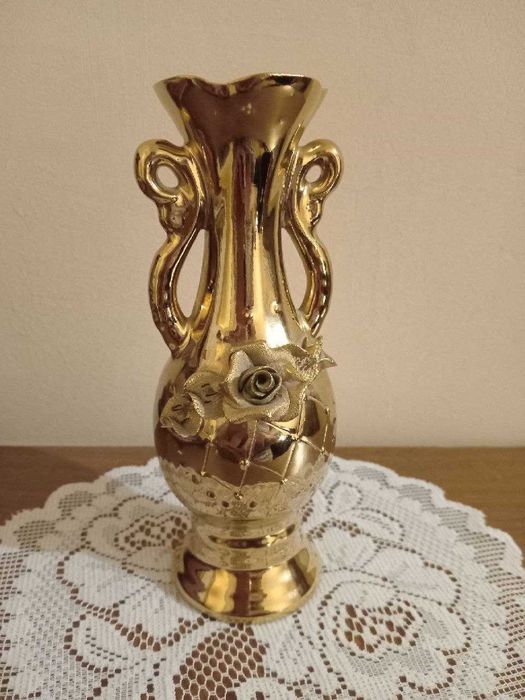Симпатична "золота" ваза на квіти з накладними розами