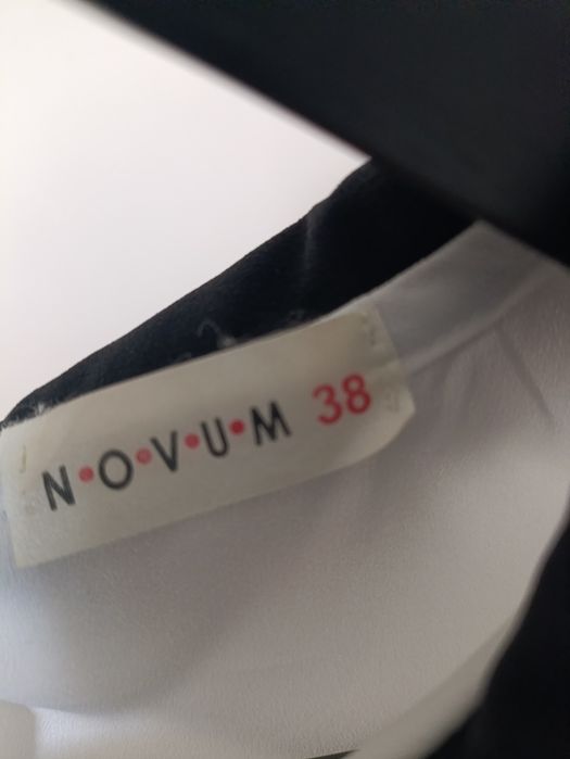 Biała bluzka z 3/4 rękawem z czarnym kołnierzykiem roz 36