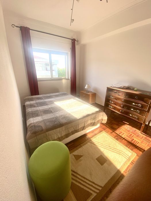 Quarto individual c/ muita luz natural e espaço