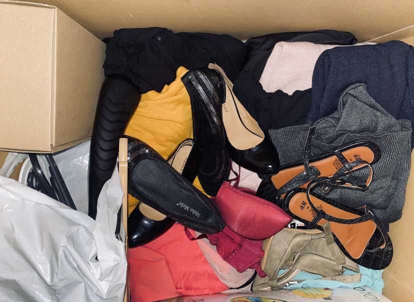 Karton ubrań damskich