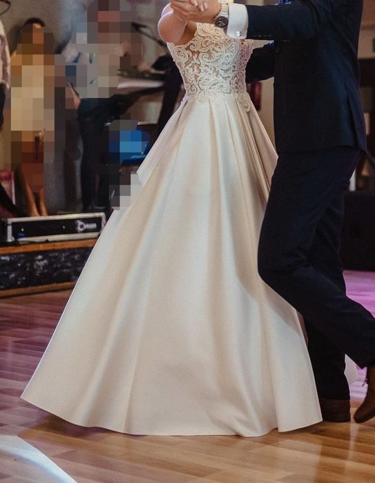 Suknia ślubna satynowa