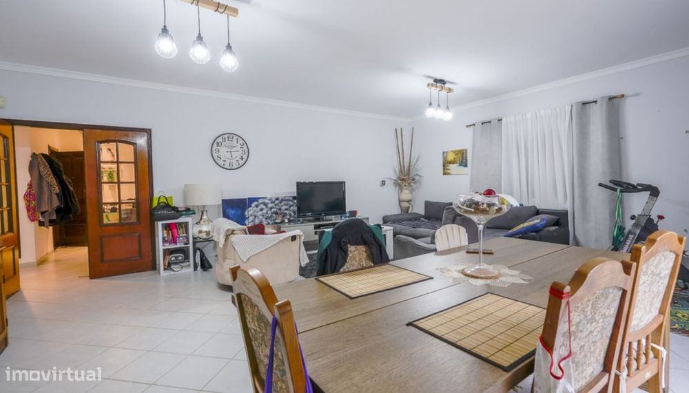 Amplo apartamento T3, com terraço, à venda em Quarteira, Algarve