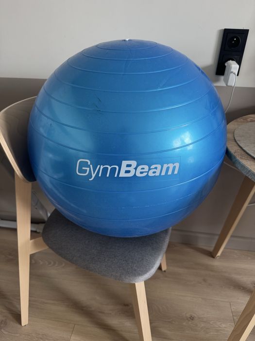 piłkę gimnastyczną GymBeam