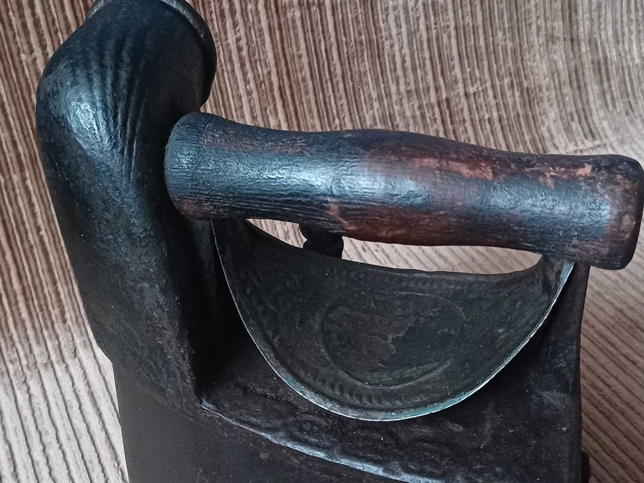 Stare Żelazko Na Węgiel z Kominem.