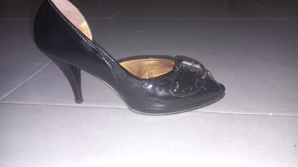 Sapatos de senhora em pele preta, elegantes e muito confortáveis.