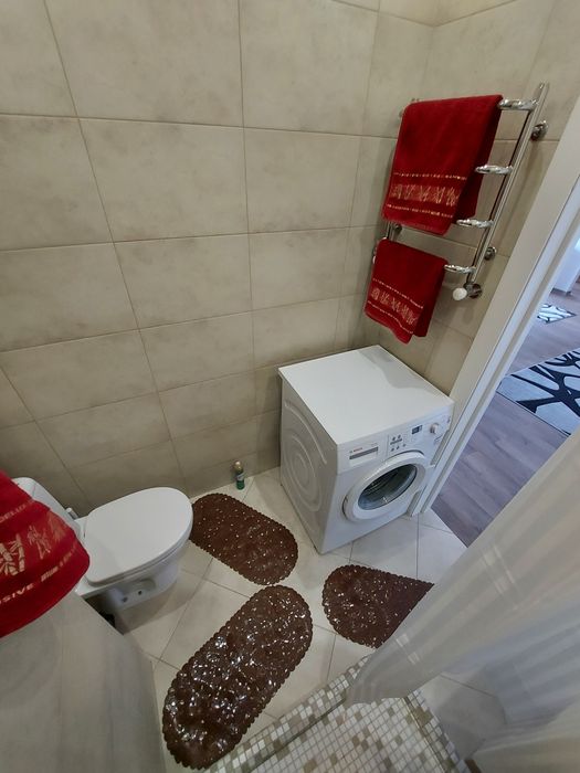 2 - кімнатна квартира. Погодинно. Подобово. ТРЦ " ЧАЙКА " Smart TV.