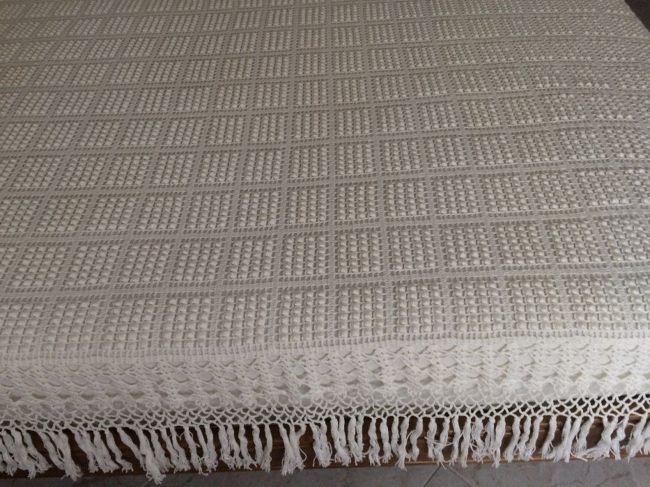 Colcha em renda feita  60 euros