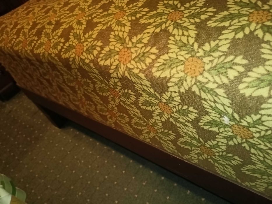 Stare łóżko PRL, masywna konstrukcja, drewniana