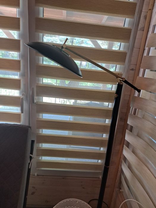 Lampa stojąca czarna