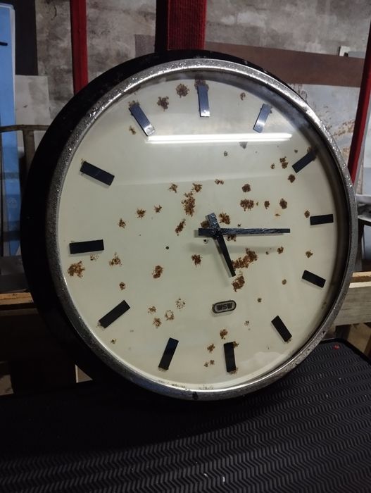 Relógio industrial antigo em esmalte